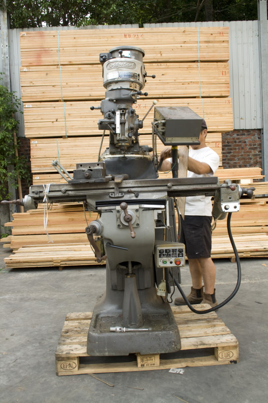 vertical turret milling machine.JPG